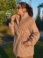Trench longue chic femme – Veste beige élégante avec détails dorés