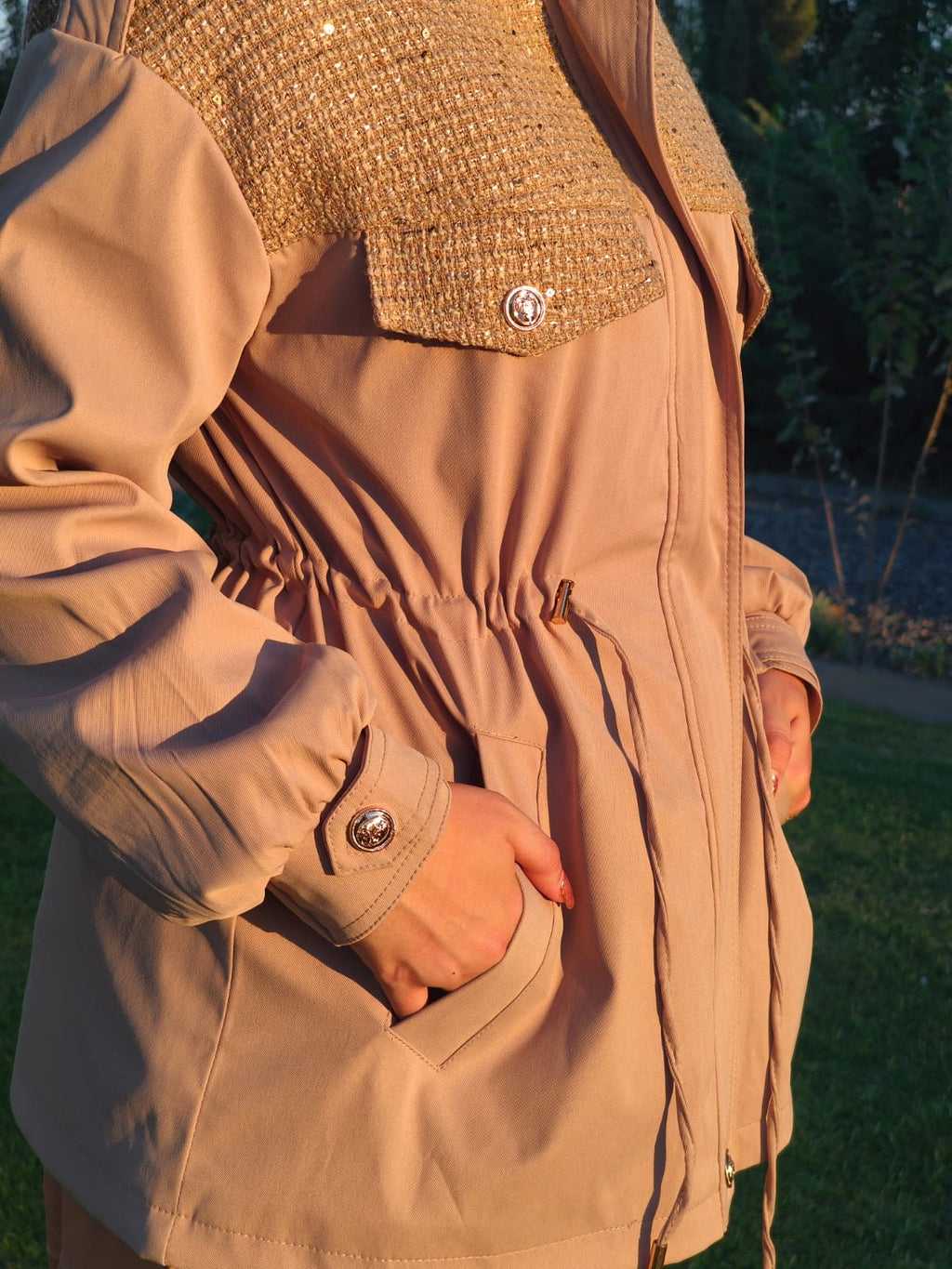 Trench longue chic femme – Veste beige élégante avec détails dorés