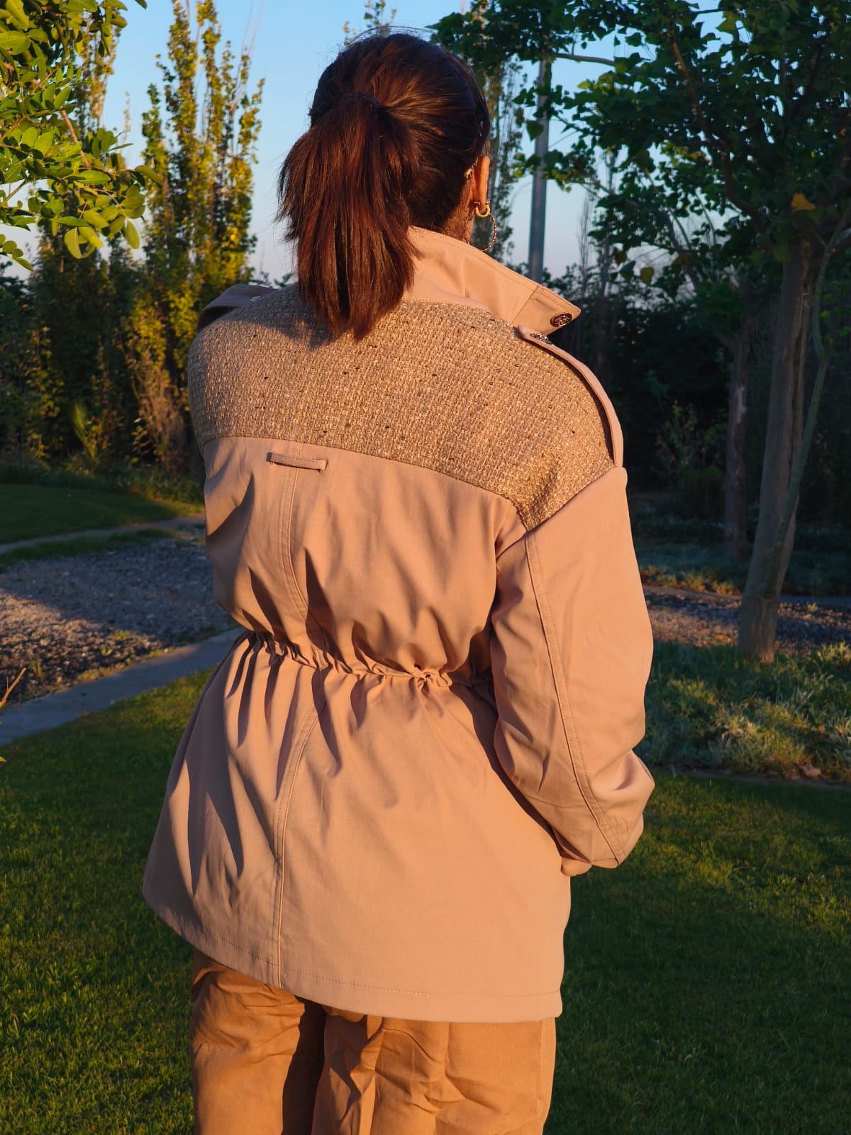 Trench longue chic femme – Veste beige élégante avec détails dorés