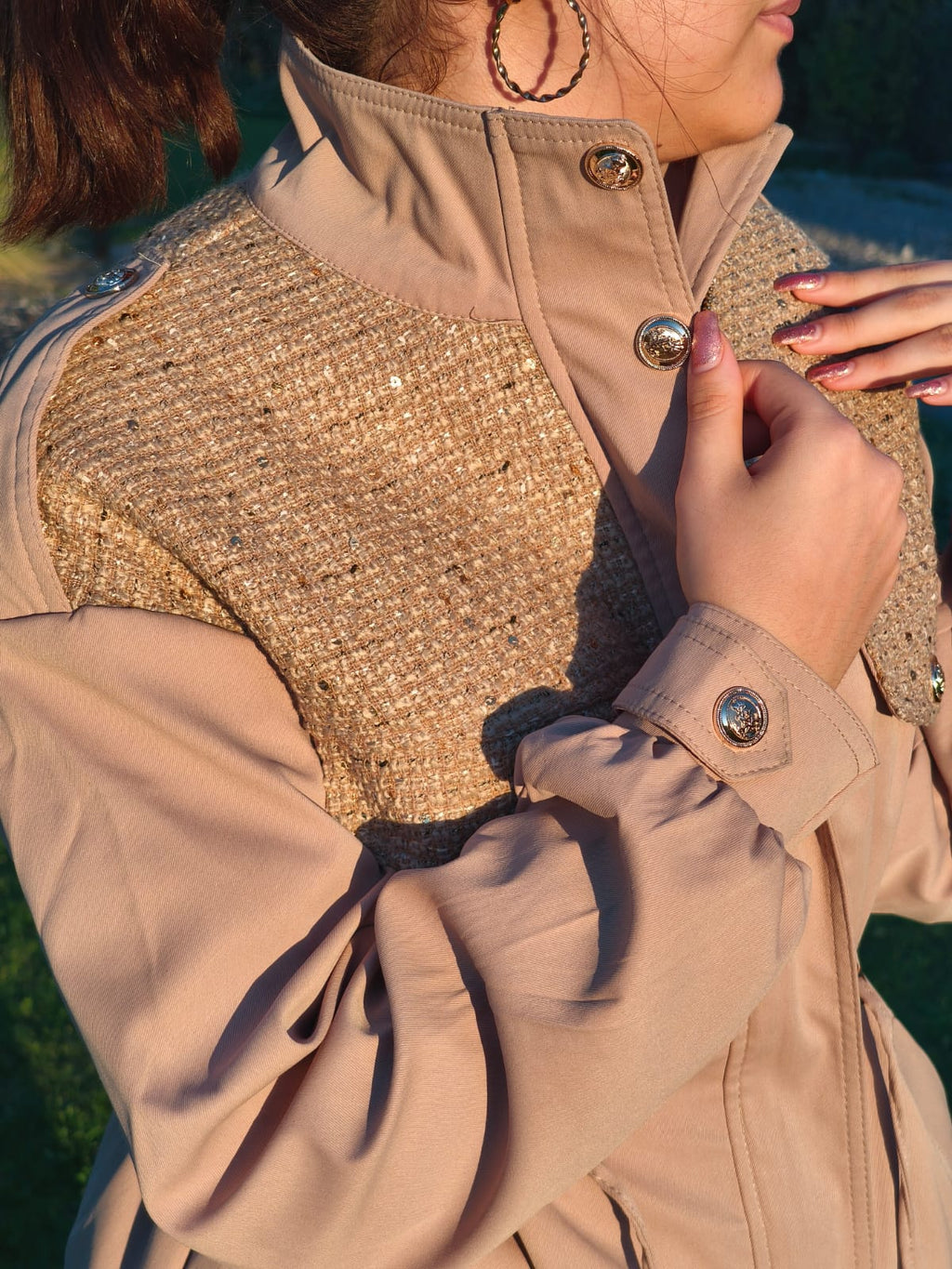 Trench longue chic femme – Veste beige élégante avec détails dorés