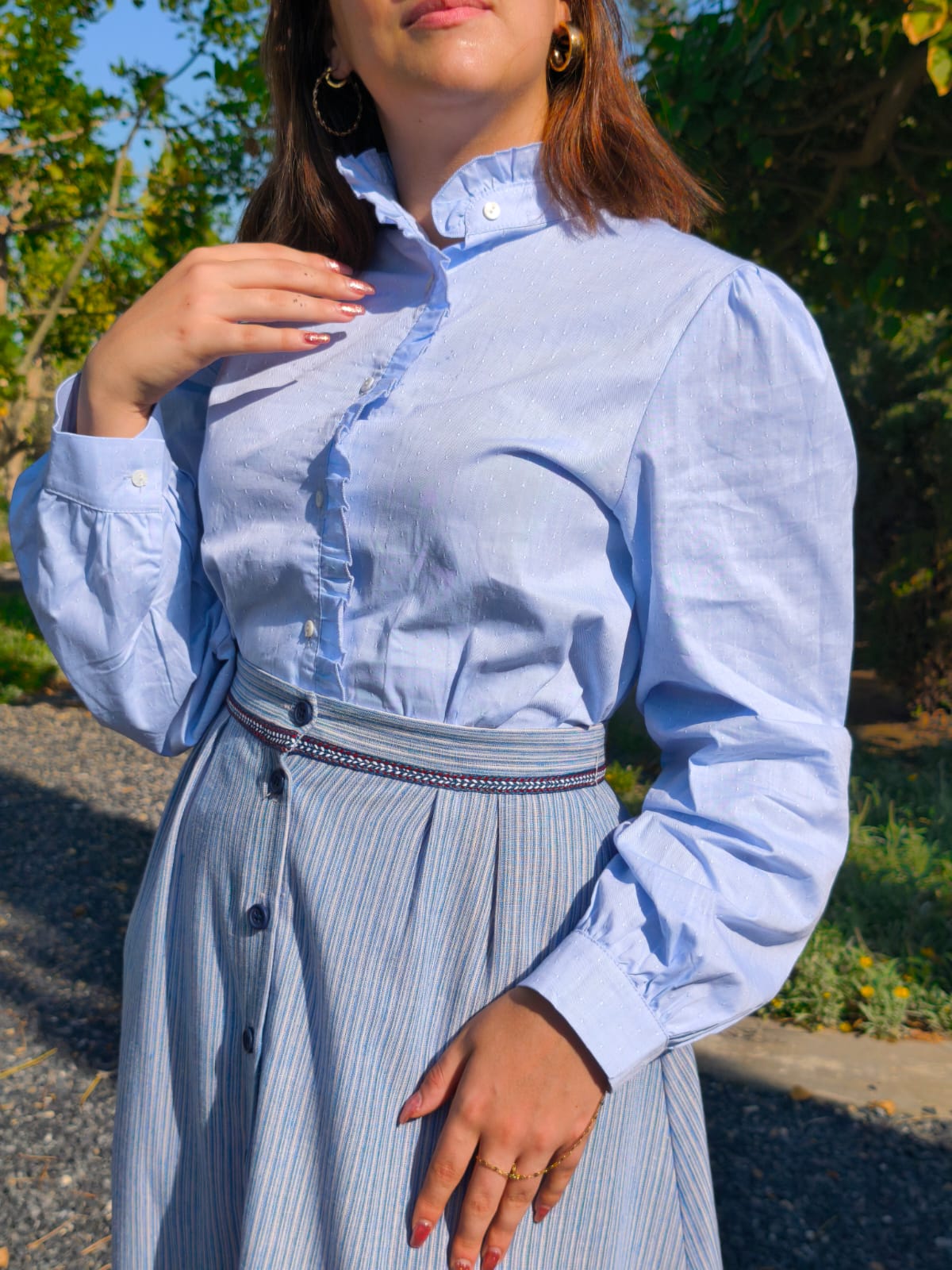 Tenue Deux Pièces Élégante – Chemise à Volants & Jupe Rayée