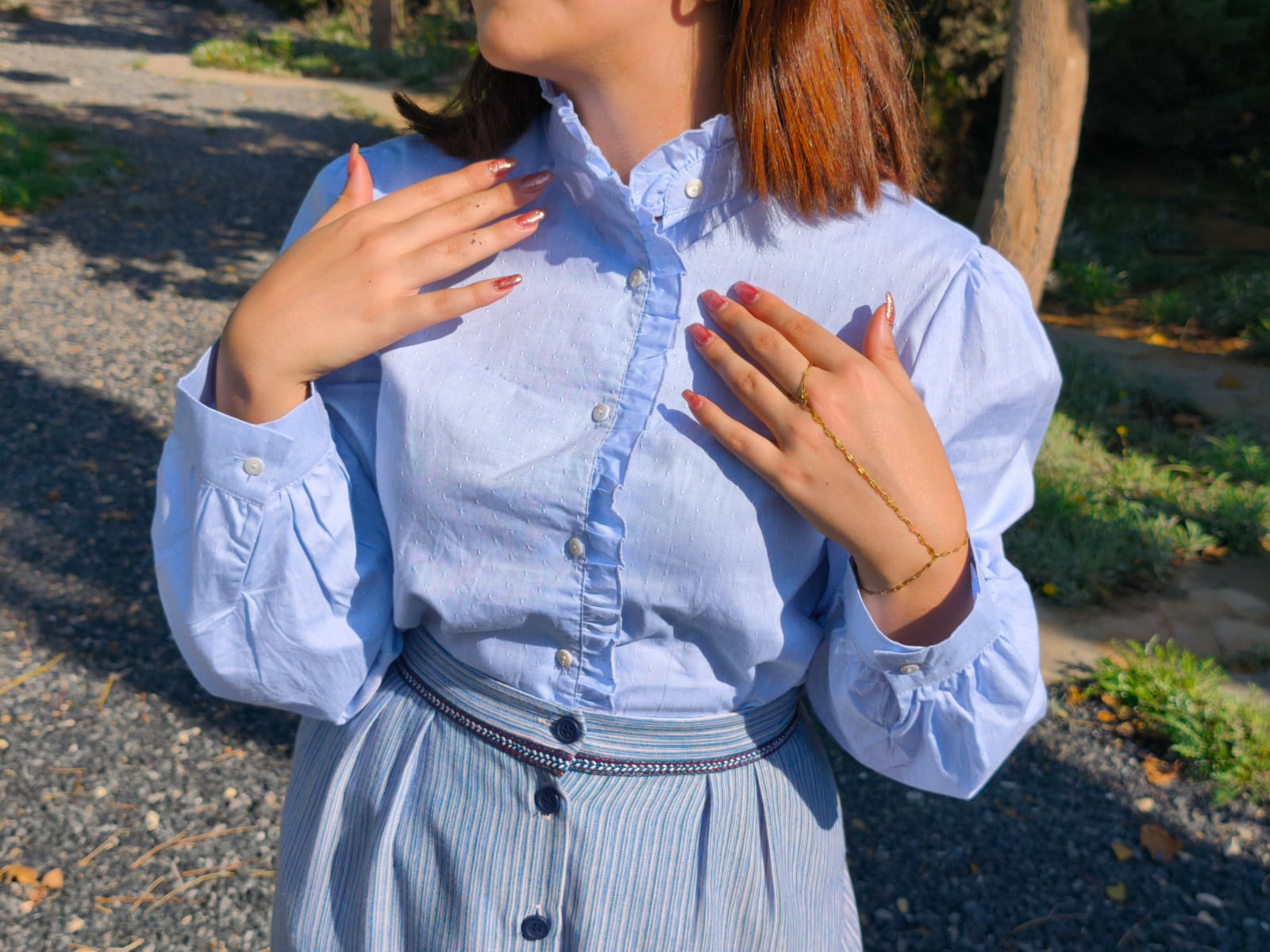 Tenue Deux Pièces Élégante – Chemise à Volants & Jupe Rayée