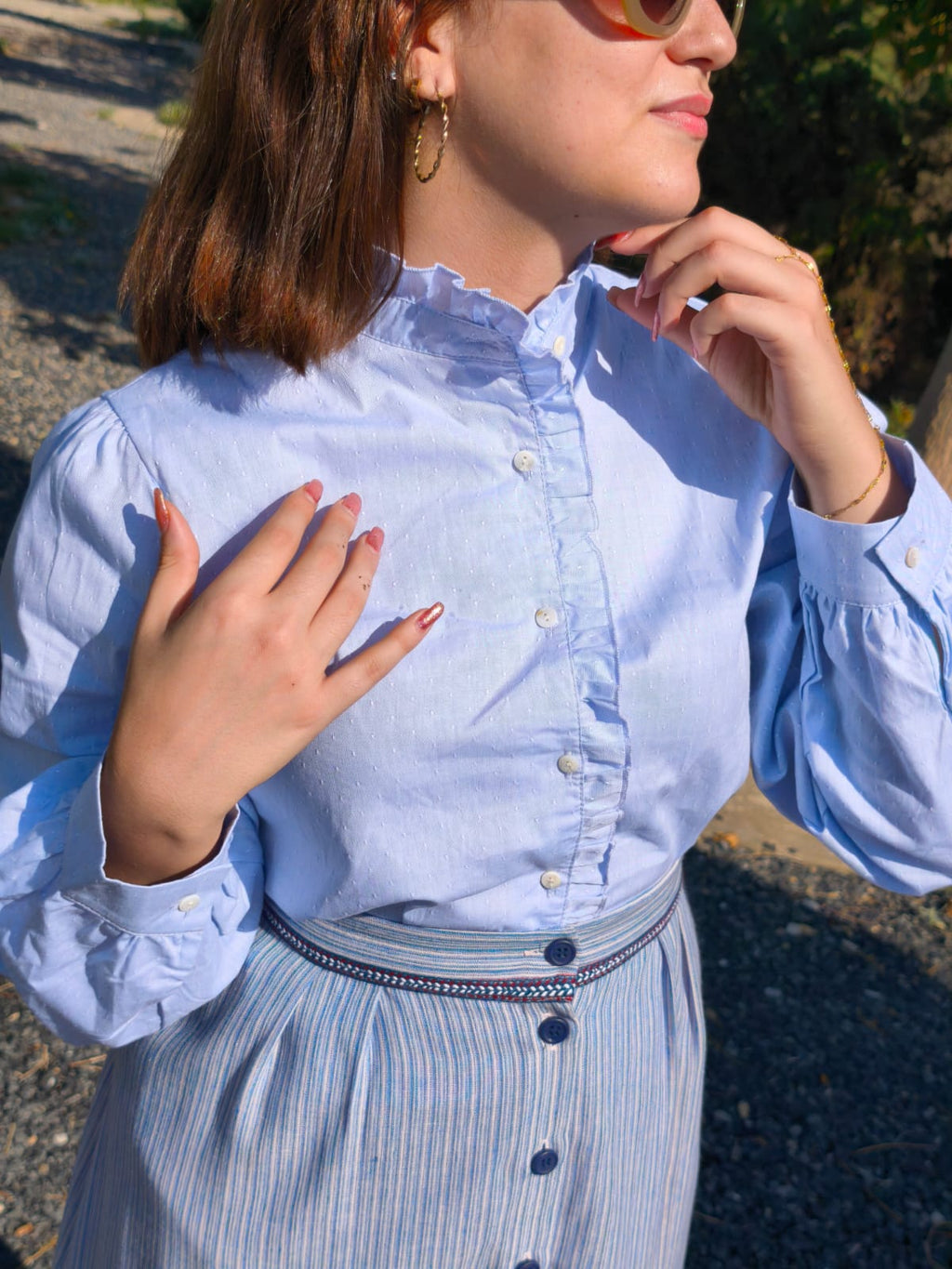 Tenue Deux Pièces Élégante – Chemise à Volants & Jupe Rayée