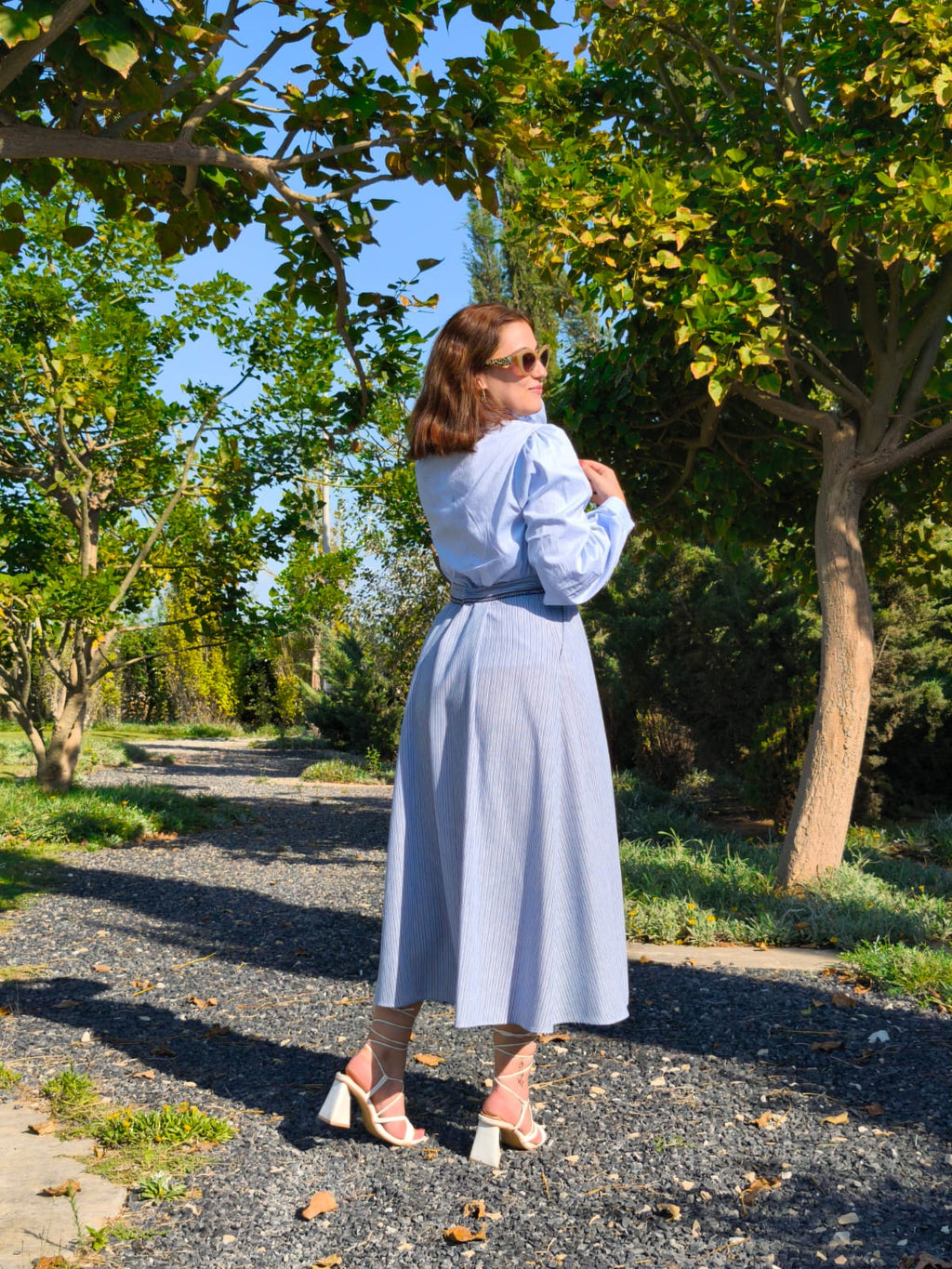 Tenue Deux Pièces Élégante – Chemise à Volants & Jupe Rayée